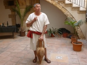 Philodamus, el personatge que interpreta un productor de vi romà que introdueix als visitants a la tradició vitivinícola del territori de forma amena.