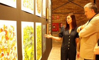 L&#039;alcalde de Tarragona, Pau Ricomà, escolta les explicacions de l&#039;artista i dissenyadora Maria Montes