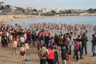 Imatge de l&#039;anterior edició del bany de Sant Silvestre a Tarragona.