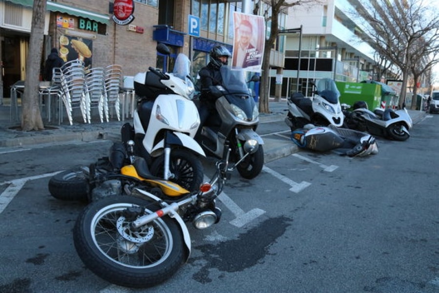 Motos tombades a Reus, el passat 27 de desembre, pel fort vent al Camp de Tarragona