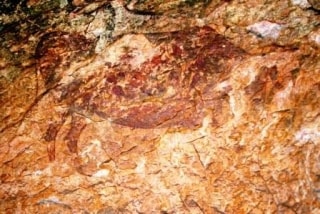 Els primers conjunts de pintures rupestres de Capçanes es van localitzar en abrics rocosos