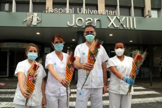 Imatge de quatre professionals sanitaris del Joan XXIII de Tarragona amb la seva rosa solidària a les mans