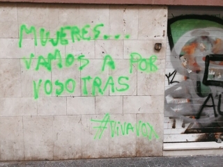 Pintada misògina feta per un simpatitzant de Vox a la seu de la CUP de Tarragona