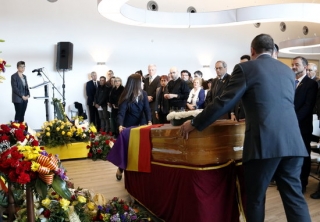 Entrada del fèretre de Neus Català a la sala del Tanatori de Móra la Nova on s&#039;ha celebrat el seu funeral, amb el president de la Generalitat, Quim Torra, i els fills de Català al fons