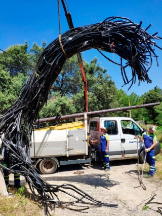 Imatge dels metres de cable telefònic aeri recuperat dels robatoris pels Mossos