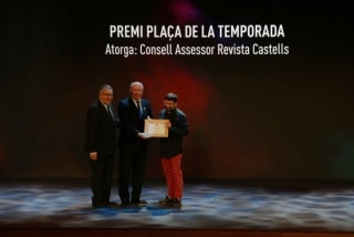 L&#039;alcalde de Reus i el cap de colla dels Xiquets de Reus recullen el premi de plaça de la temporada en la Nit de Castells
