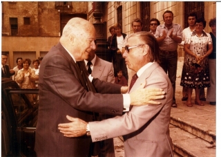 L&#039;alcalde de Tarragona, Josep M. Recasens, -a la dreta de la imatge- rebent al president de la Generalitat, Josep Tarradellas, a la porta de l’Ajuntament de Tarragona, el dia de Santa Tecla de l’any 1979