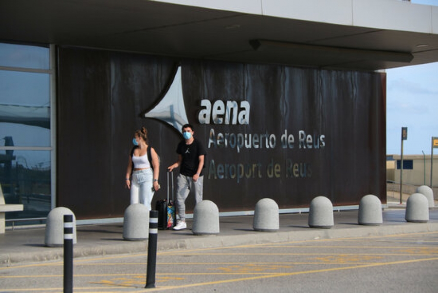 Imatge d&#039;una parella entrant a la terminal de l&#039;Aeroport de Reus
