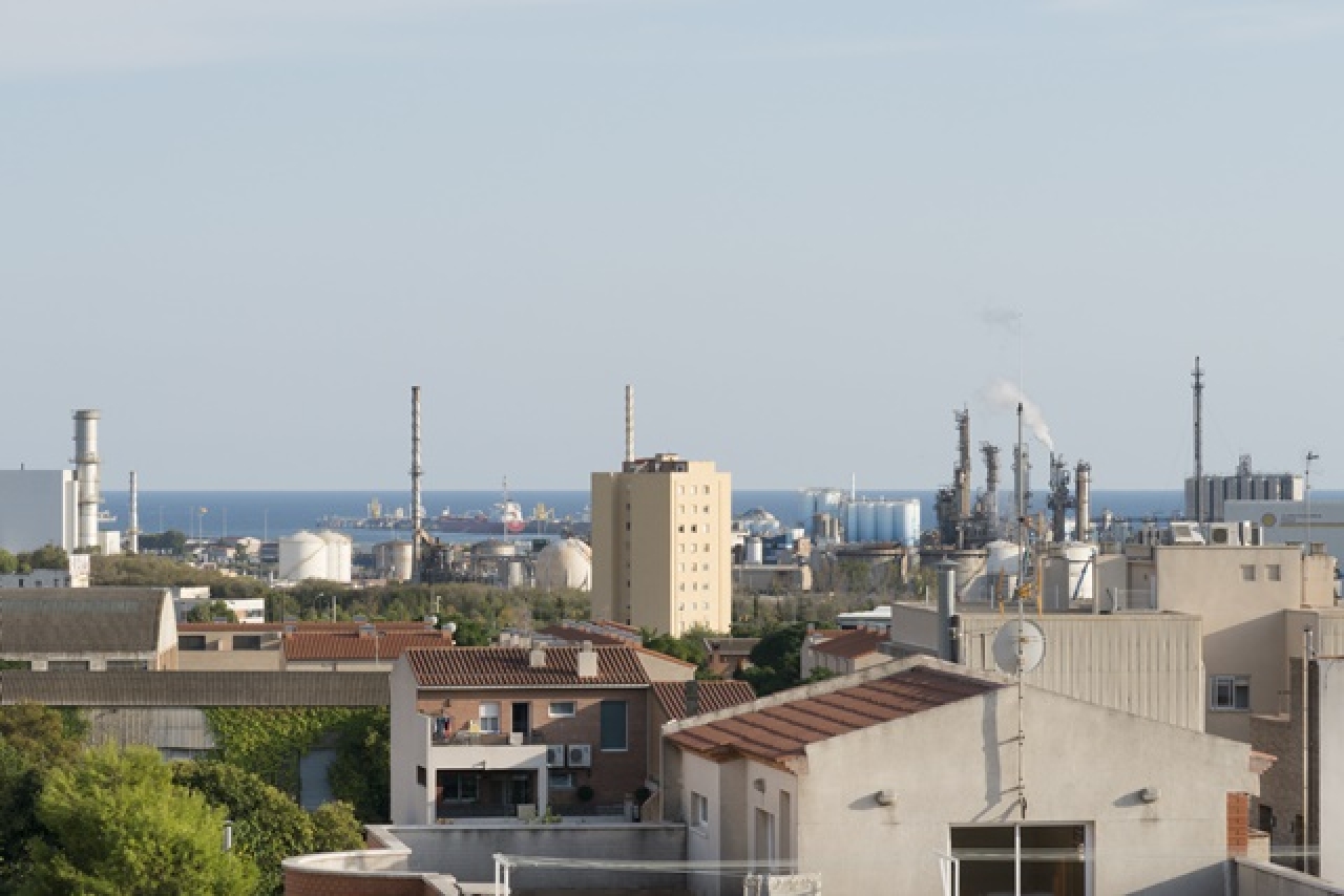 Imatge de fàbriques del polígon petroquímic sud, vistes des de la Canonja