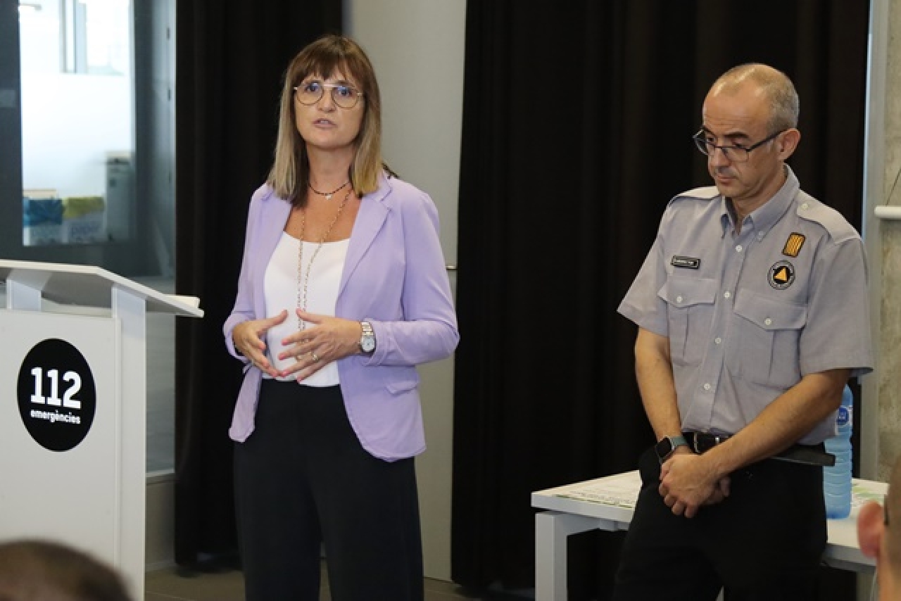 La directora de Protecció Civil, Marta Cassany, durant l&#039;explicació del simulacre acompanyada del sotsdirector de Programes de Protecció Civil, Sergio Delgado