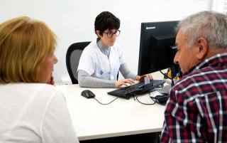 Dos pacients a la consulta de neurologia i Parkinson de la doctora Monterde, a l&#039;Hospital Joan XXIII de Tarragona