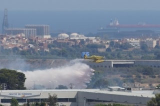 Un avió treballant dissabte a la tarda en les tasques d&#039;extinció de l&#039;incendi de vegetació a la zona del Tecnoparc de Reus