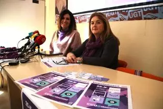 Mar Vázquez, secretària de polítiques d&#039;Igualtat de la UGT a Tarragona, i Tomasa Guerreros, secretària de la Dona i polítiques LGTBI de la unió de CCOO a Tarragona, en la roda de premsa del 25-N