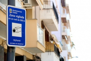 Un cartell del circuit de vídeo vigilància als carrers de Calafell