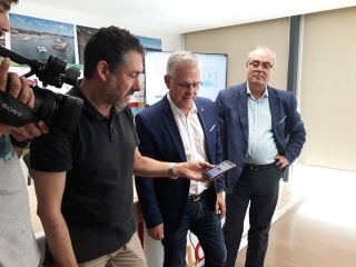 El cap de Sistemes, Jesús Redón, mostra la nova APP a l&#039;alcalde de Salou, Pere Granados. Al seu costat, el regidor de Noves Tecnologies, Jesús Barragán