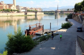 Vistes general del riu Ebre a Tortosa, amb el llaüt Lo Sirgador de Tortosa amarrat a l&#039;embarcador perquè no reben permisos per tornar a fer viatges turístics