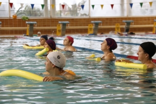 Imatge de dones operades de càncer de mama fent aiguagim per recuperar-se, a la piscina coberta del Fornàs, a Valls