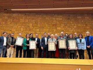 Foto de grup amb les persones i entitats premiades amb la distinció del Mèrit Cívic i del Mèrit Científic de Tarragona