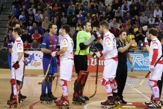 Jugadors del Reus Deportiu i del FC Barcelona se saluden abans d&#039;iniciar un partit