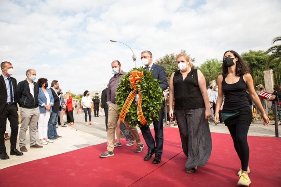 L&#039;alcalde de Tarragona, Pau Ricomà, fent la tradicional ofrena floral al monument de Rafael Casanova per commemorar la Diada de l&#039;11 de setembre