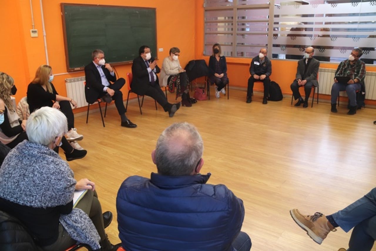 Imatge de la reunió que ha mantingut el conseller d&#039;Interior, Joan Ignasi Elena, amb els representants de les federacions veïnals de Tarragona, per parlar de les inversions del Plaseqta pel 2022 