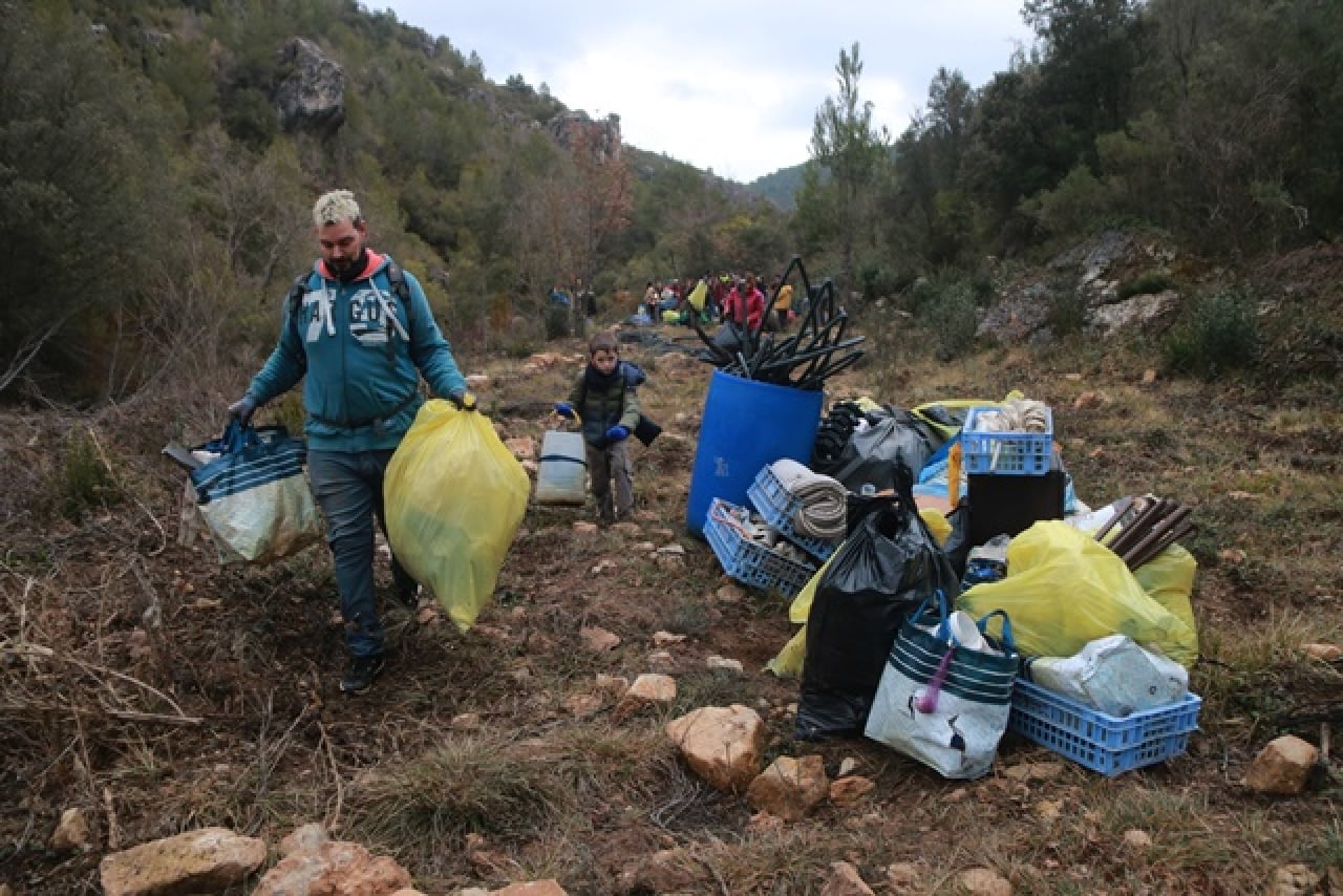 Dos voluntaris retiren deixalles d&#039;una de les plantacions de marihuana desmantellades a Mont-ral