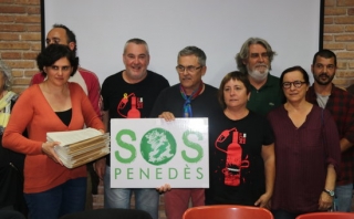 Foto de grup dels membres de la Plataforma SOS Penedès amb les més de 1000 al·legacions presentades al projecte logístic de Sant Marçal-Cal Vies