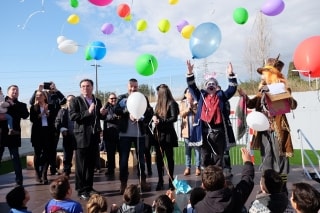 El parc infantil del Bassal de La Pobla es va inaugurar amb l&#039;enlairament de globus amb llavors