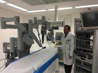 Imatge del carretó del pacient on el sistema Da Vinci disposa de quatre braços mòbils i intercanviables. 
