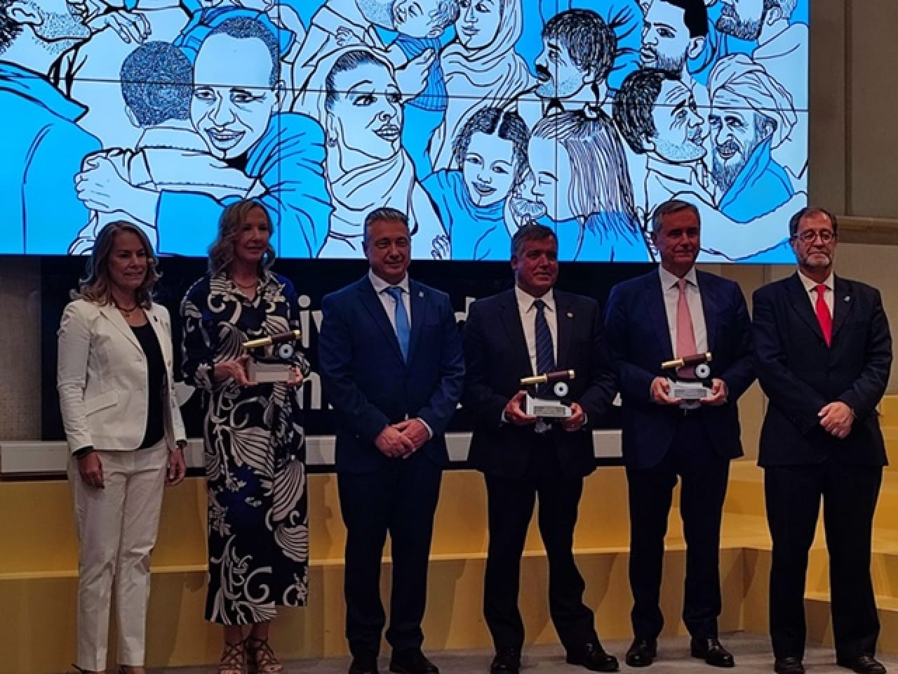 Els Premios Catalejo 2022 van ser recollits per Olga de la Fuente, directora de la Fundación La Liga; Cristóbal Valderas Alvarado, president de Clece; i Jordi Cervera -al centre de la imatge-, nedador de llarga distància