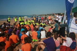 Imatge d&#039;arxiu de la celebració l&#039;any passat del ‘Dia de sensibilització de la platja’ que Mare Terra Fundació Mediterrània va organitzar a la platja Llarga de Tarragona
