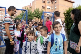 Imatge d&#039;arxiu d&#039;alumnes saludant els seus professors mentre entraven a l&#039;institut-escola Mediterrani de Tarragona, en el primer dia de curs, el 12 de setembre del 2017. (Horitzontal)