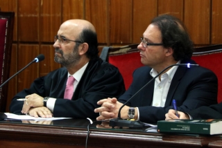 L&#039;exalcalde de Torredembarra Daniel Masagué, al costat del seu advocat, Pau Simarro, durant la vista a l&#039;Audiència de Tarragona, el 3 de febrer del 2020