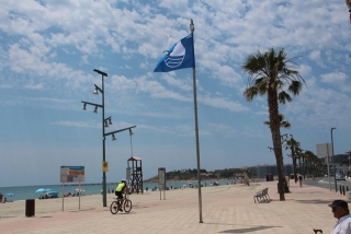 La bandera blava és una marca de qualitat que reconeix la diversitat de serveis i la qualitat d&#039;aquesta platja del municipi de Vila-seca