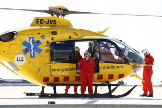 L&#039;helicòpter medicalitzat del SEM, aterrat a l&#039;heliport de l&#039;Hospital de Sant Joan de Reus, i de l&#039;equip baixant de l&#039;aparell