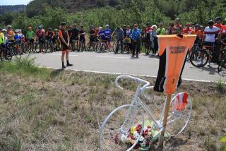 El Club Ciclista de Cornudella de Montsant ha col·locat una bicicleta i un ram de flors en homenatge al ciclista atropellat la setmana passada per un conductor begut
