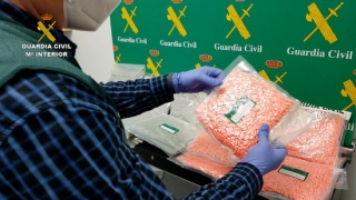 Imatge policial d&#039;un agent de la Guàrdia Civil intervenint diversos paquets amb pastilles d&#039;MDMA trobats entre l&#039;equipatge d&#039;un conductor