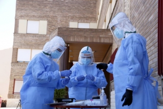 un equip de mostres d&#039;Atenció Primària de Lleida preparant-se per fer proves PCR en una residència