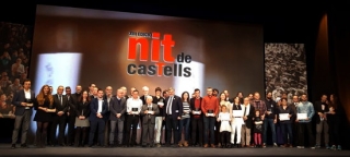 Els premiats i les autoritats de la 13a Nit de Castells celebrada a Valls
