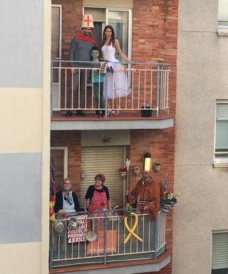 Els veïns i veïnes del passatge Vilella i Puig, al barri Niloga de Reus, van van representar &#039;Una llegenda diferent&#039;