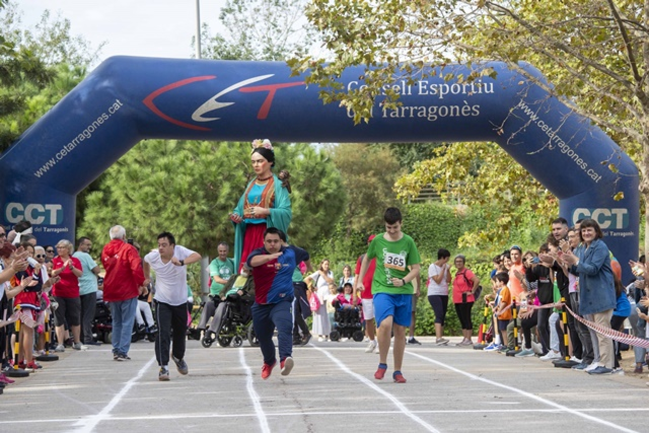 La II Cursa Adaptada i Inclusiva de Tarragona va aplegar dissabte més de 90 participants al Parc Francolí