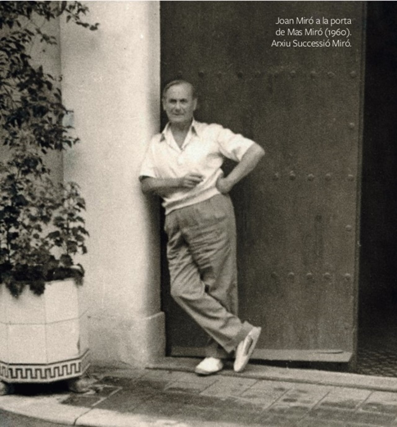 Joan Miró a la porta de Mas Miró (1960)