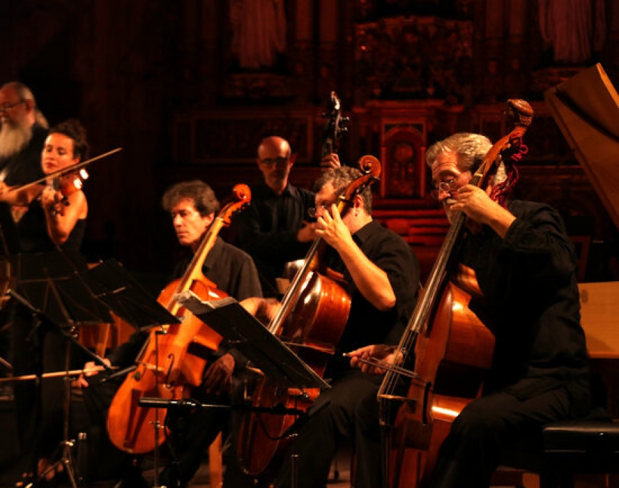 Imatge del mestre Jordi Savall i els membres de l’orquestra ‘Le Concert des Nations’ durant el concert de cloenda del I Festival Jordi Savall