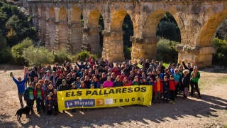 Imatge d&#039;una anterior caminada popular i solidària al Pont del Diable dels ciutadans dels Pallaresos a favor de La Marató de TV3