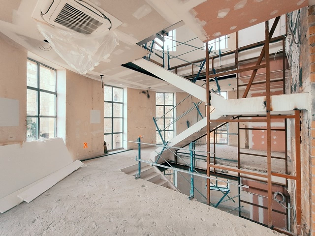 Imatge d&#039;arxiu d&#039;unes escales acabades, a l&#039;interior del MNAT, durant la rehabilitació