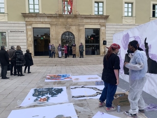 La Diputació de Tarragona ha celebrat el 8M amb la creació d’uns murals reivindicatius al Passeig de Sant Antoni, just davant de la porta del Palau 