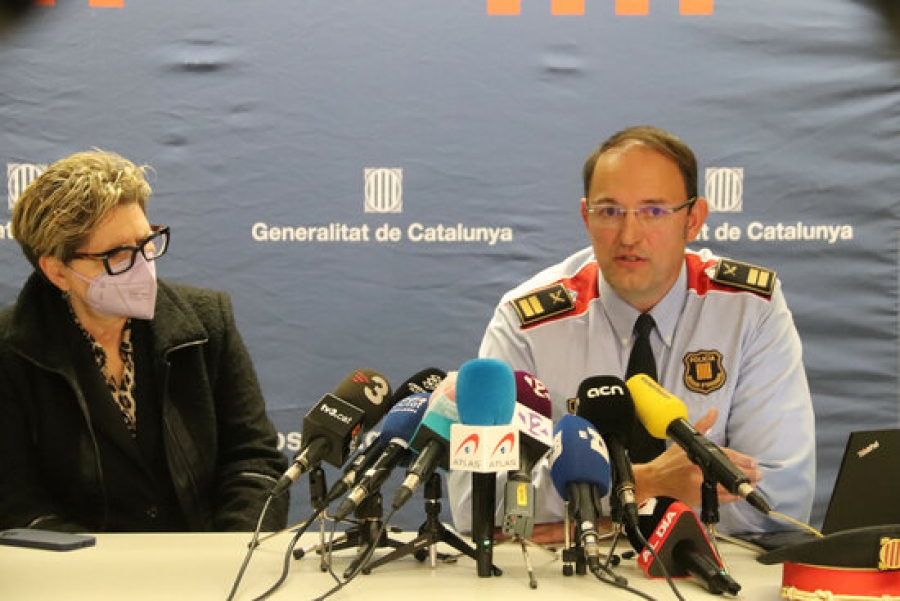 Imatge del cap de la Regió Policial del Camp de Tarragona, Josep Maria Estela, durant la roda de premsa acompanyat de la delegada del Govern al Camp de Tarragona, Teresa Pallarès
