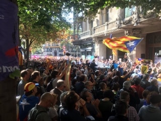 Els manifestants han tallat la Gran Via de Barcelona per defensar les institucions catalanes