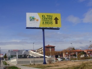 L&#039;estructura metàl·lica situada en uns terrenys privats de Parc Riuclar anuncia el centre comercial La Fira de Reus.