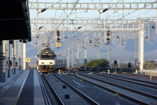 Imatge d&#039;un Talgo entrant a la nova estació de Cambrils del corredor mediterrani, el 13 de gener del 2020